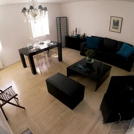Triplex With Garage - Praca Flores Lisbona