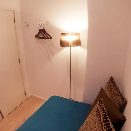 Triplex With Garage - Praca Flores Appartamento Lisbona