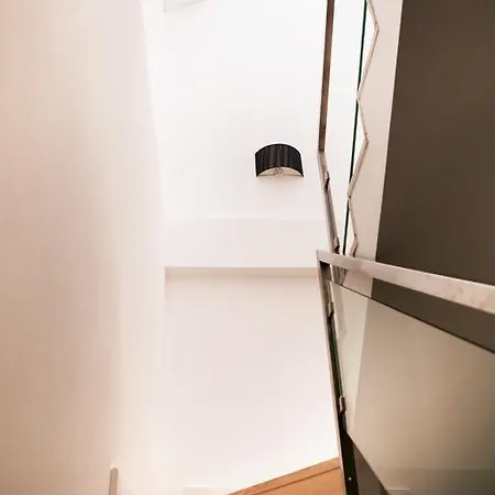 Apartament Triplex With Garage - Praca Flores Lizbona