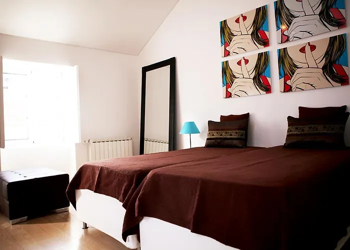 Triplex With Garage - Praca Flores Lizbona