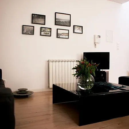 Triplex With Garage - Praca Flores Апартаменти Лісабон